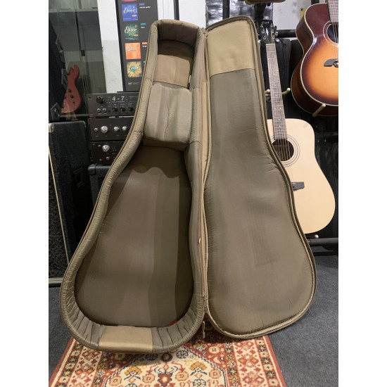 Taylor Dreadnought akusztikus félkemény gitártok (újszerű)